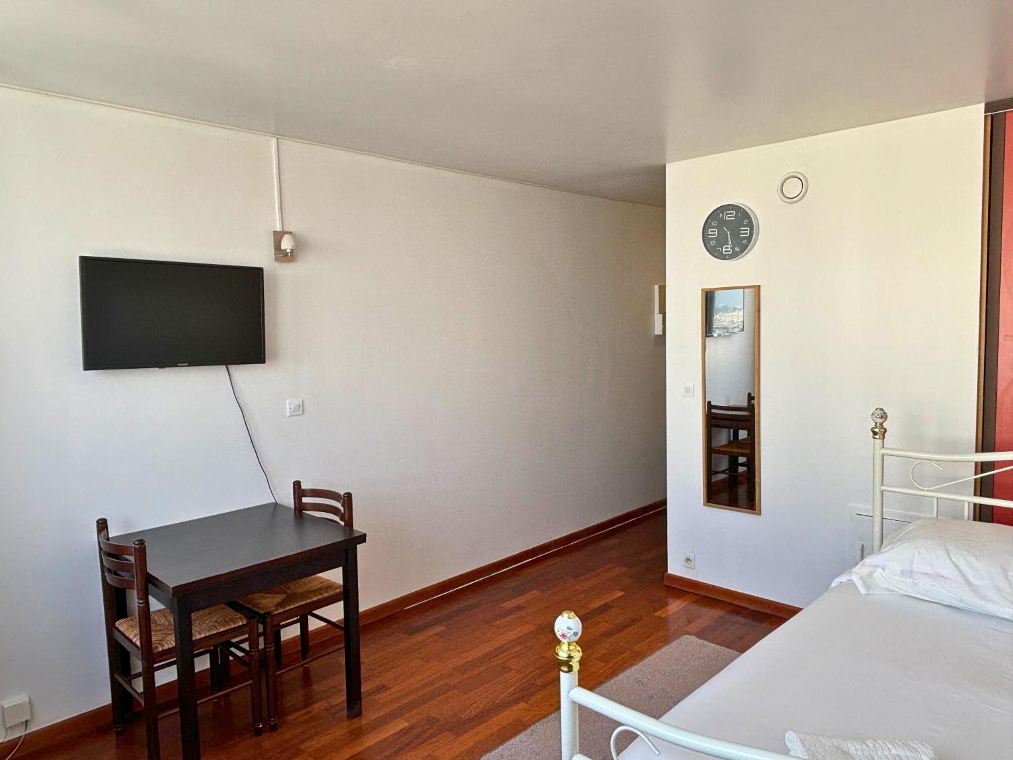 With Panoramic View: Live In Peace! Parijs